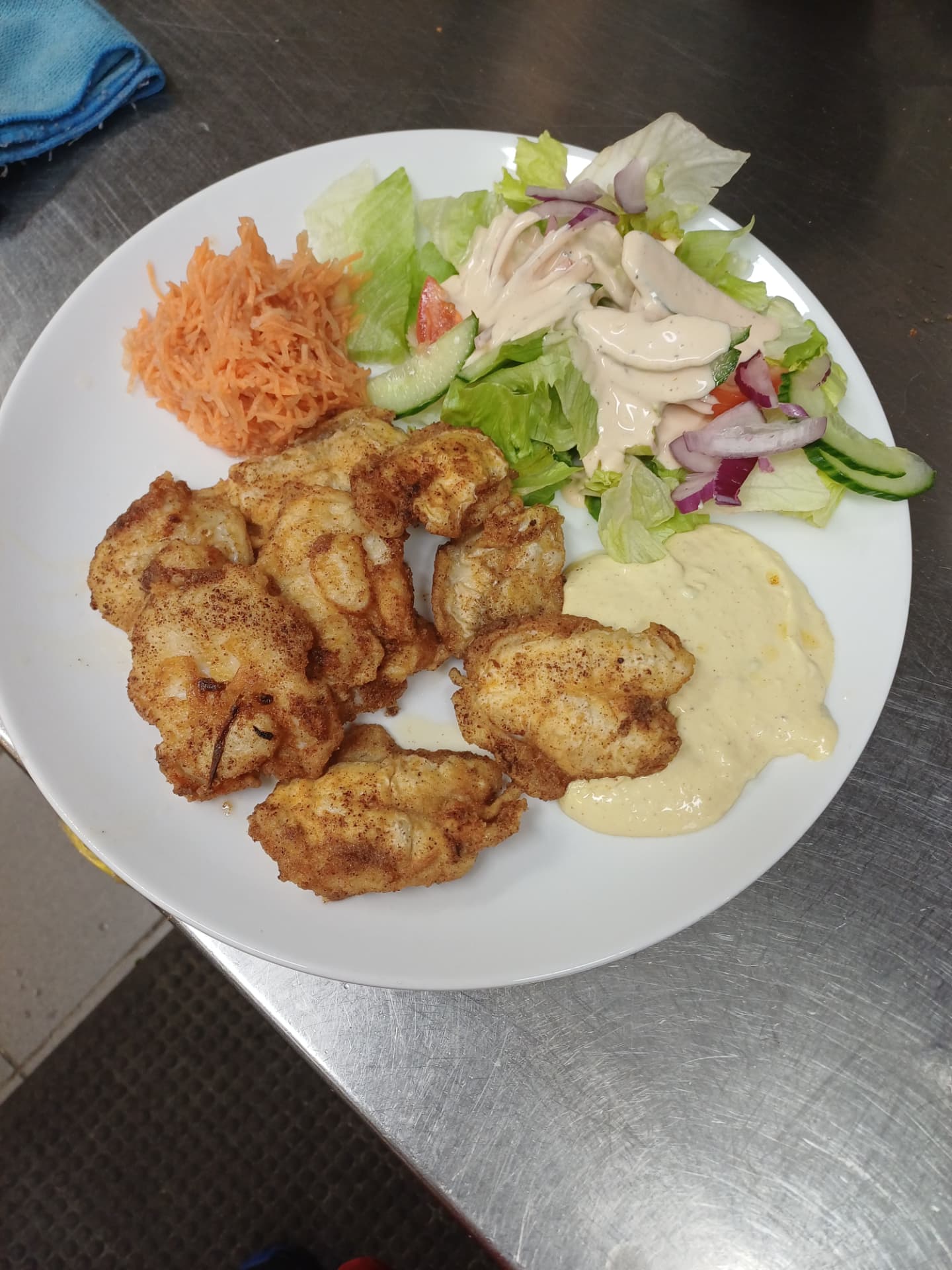 Pannestekt fisk med salat og saus