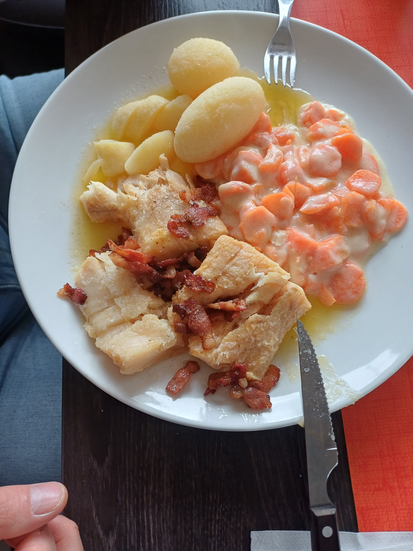 Dagens fisk med bacon, poteter og gulrotstuing