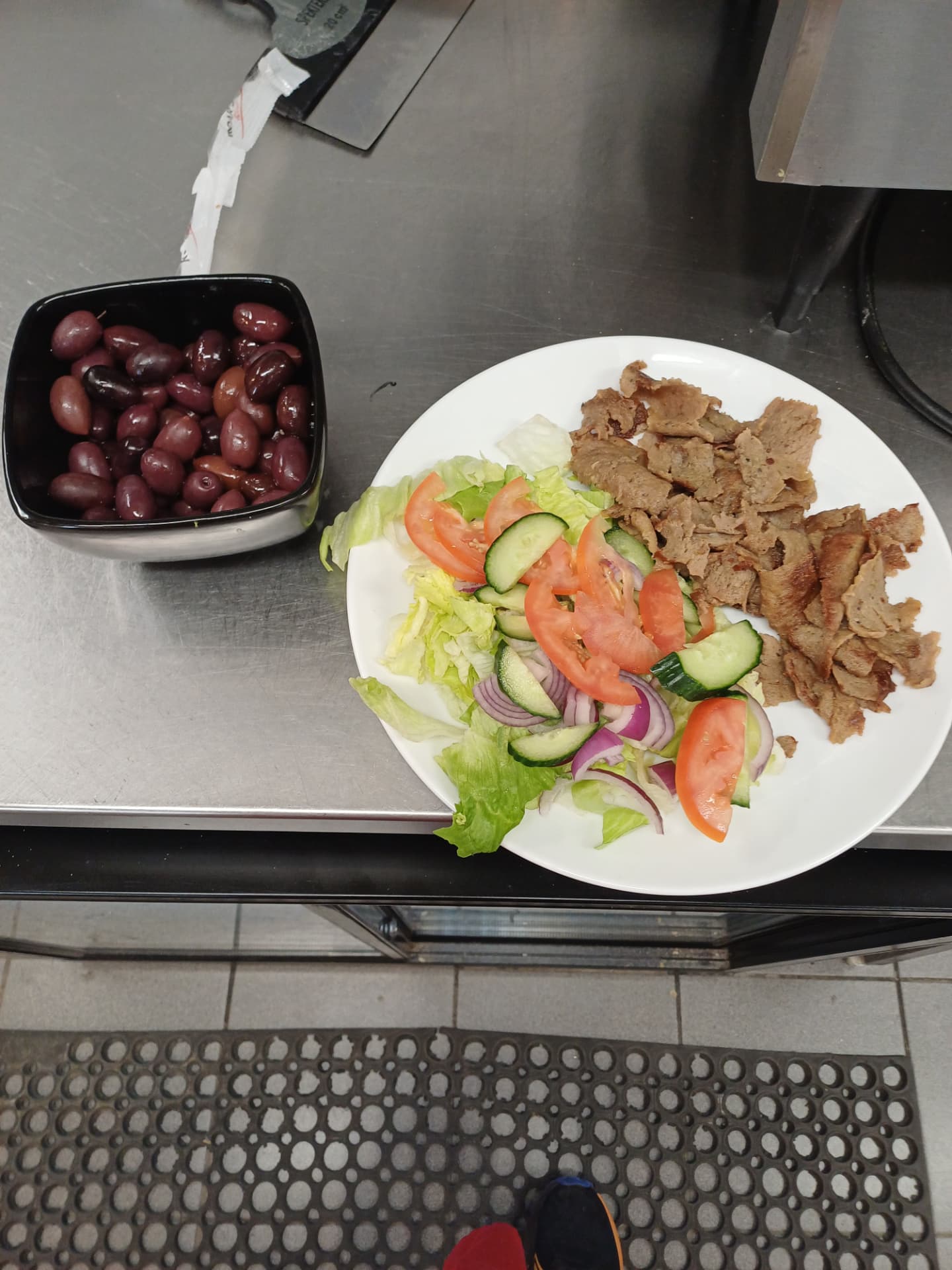 Kebabtallerken med salat og oliven