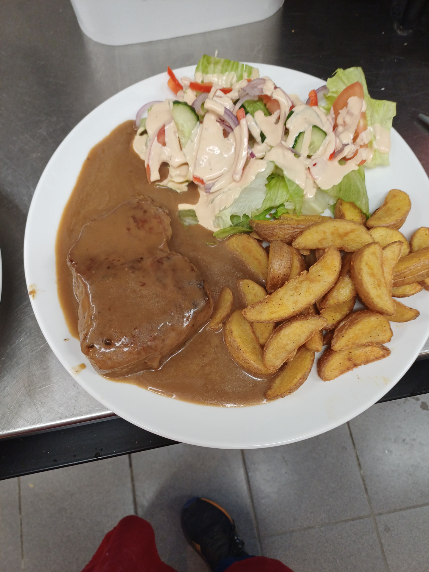 Svinekotelett med brunsaus, potetbåter og salat