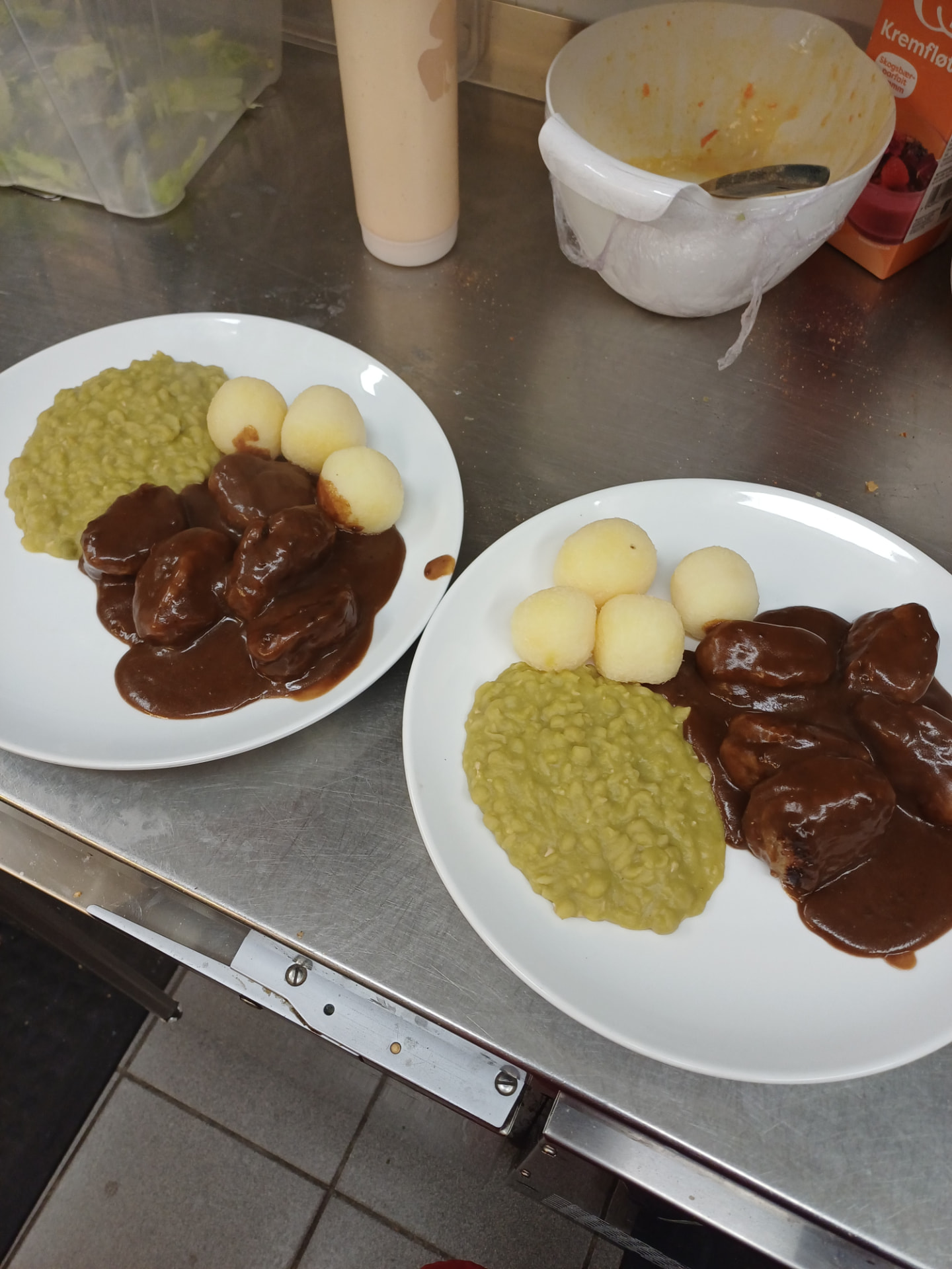 Kjøttkaker i brunsaus med ertestuing og poteter
