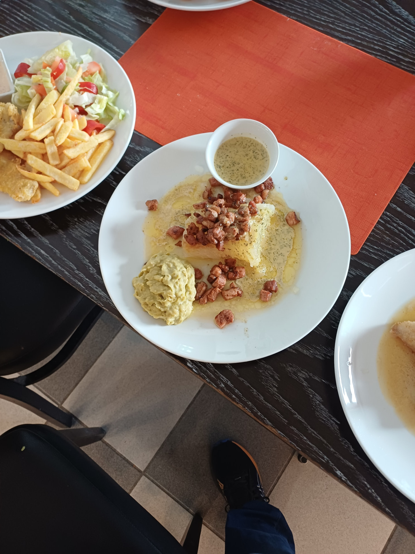 Dampet fisk med bacon og ertestuing